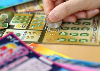 ¡QUE SUERTE! Fue por una pizza y regresó millonaria