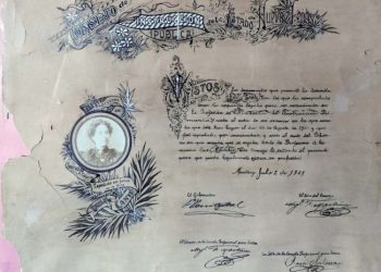 Donan documento antiguo al Archivo Histórico Municipal