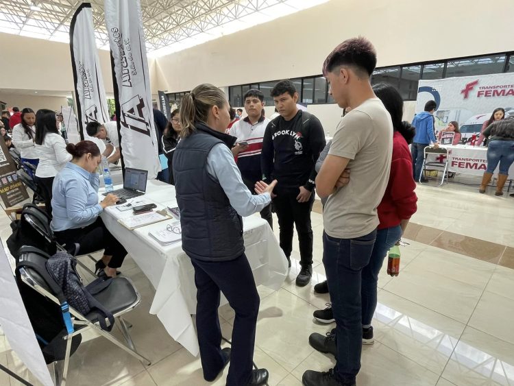 Universidad Tecnológica acomoda a sus alumnos en empresas