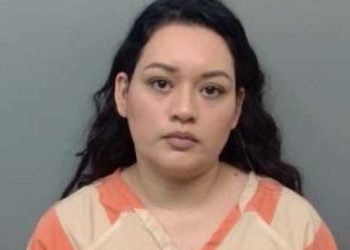 Arrestan a mujer por abandono de menores