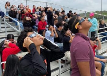 LAREDENSES DECEPCIONADOS Eclipse fue opacado por espesas nubes