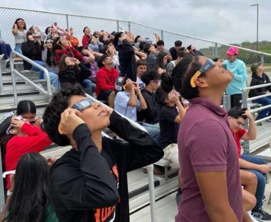 LAREDENSES DECEPCIONADOS Eclipse fue opacado por espesas nubes