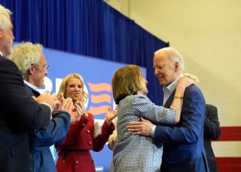 Biden recibe apoyo crucial de los Kennedy mientras Trump enfrenta juicio en Nueva York