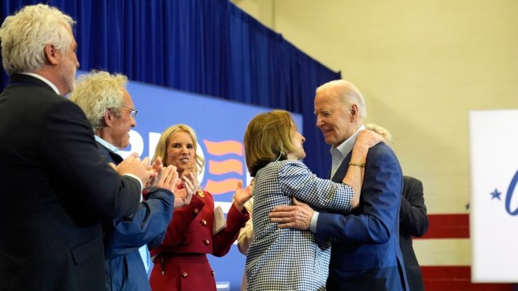 Biden recibe apoyo crucial de los Kennedy mientras Trump enfrenta juicio en Nueva York