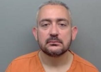 Arrestan a policía por violencia de familia