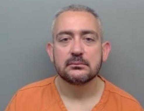 Arrestan a policía por violencia de familia