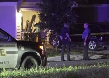 Balean y matan a 2 jóvenes en garaje de residencia