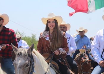 Cendy Robles Encabeza Cabalgata en Casas