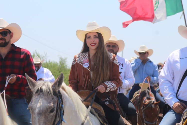 Cendy Robles Encabeza Cabalgata en Casas