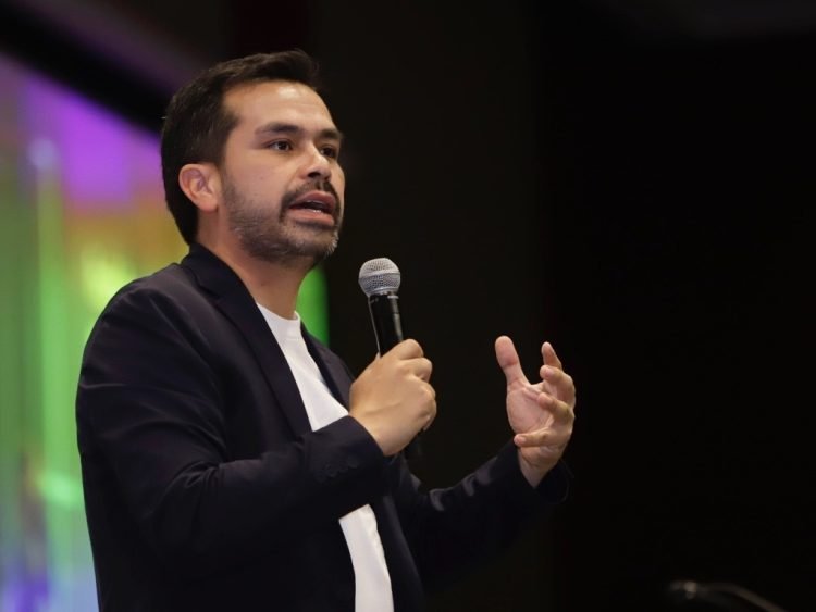 Propone Máynez en conversatorio UPAEP