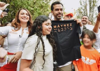 Jorge Álvarez Máynez escucha a los jóvenes