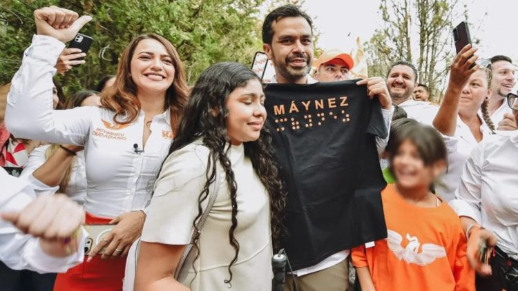 Jorge Álvarez Máynez escucha a los jóvenes