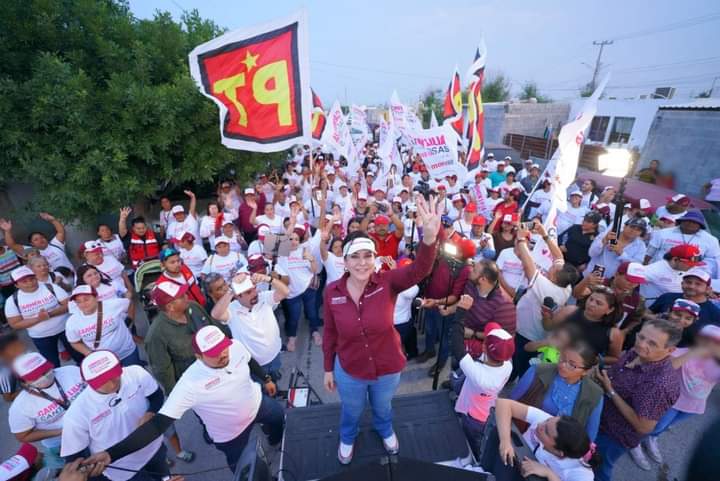 Reciben Los Olivos con alegría a Carmen Lilia Canturosas