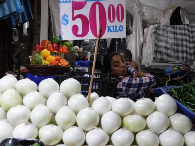 Inflación Mexicana Alcanza un 4.42%, Persiste por Encima de la Meta de Banxico