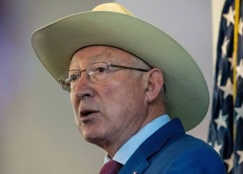 Cooperación México-EE. UU. Resulta en 463 Arrestos por Tráfico de Armas, Según Ken Salazar