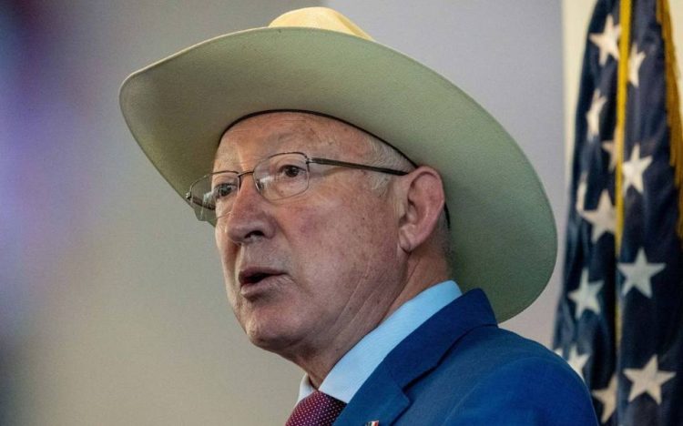 Cooperación México-EE. UU. Resulta en 463 Arrestos por Tráfico de Armas, Según Ken Salazar