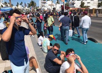 Turistas invaden Mazatlán para presenciar el Eclipse Total de Sol