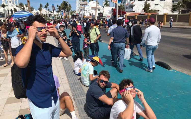 Turistas invaden Mazatlán para presenciar el Eclipse Total de Sol