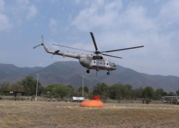 Inicia helicóptero de SEMAR combate al incendio en el Cañón del Novillo