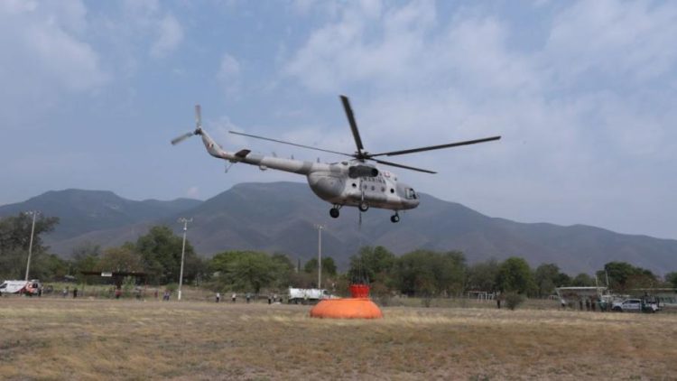 Inicia helicóptero de SEMAR combate al incendio en el Cañón del Novillo