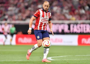 Chivas Excluye a Macías en la Convocatoria Ante el América: Chicharito Destacado