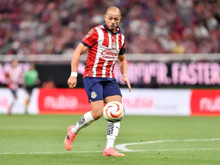 Chivas Excluye a Macías en la Convocatoria Ante el América: Chicharito Destacado