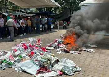 Maestros de la Sección 22 del SNTE Queman Propaganda Política en Oaxaca