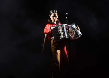 ‘Andar conmigo’, una canción de ese amor del bueno: Julieta Venegas