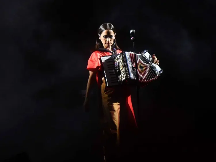 ‘Andar conmigo’, una canción de ese amor del bueno: Julieta Venegas