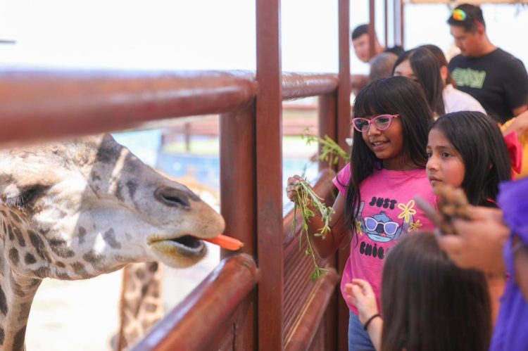 Visitan Zoológico, Acuario y albercas durante celebración del Día del Niño