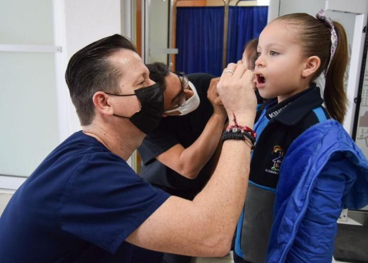 Realizan Clínicas UNE más de 2 mil atenciones durante abril