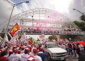 A CANDIDATA CARMEN LILIA CANTUROSAS VILLARREAL Respaldan más de mil 500 ciudadanos en mega pegoteo