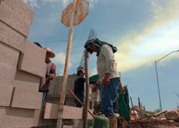 Oficio de albañil, de los más golpeados por déficit y clima