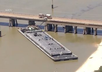 GUARDIA COSTERA DE EUA Asegura colisión de embarcación derramó 2 mil galones de petróleo