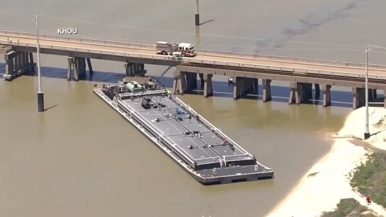 GUARDIA COSTERA DE EUA Asegura colisión de embarcación derramó 2 mil galones de petróleo