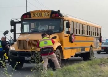 AUTOBUS DE UISD Choca con un vehículo todoterreno en Loop 20