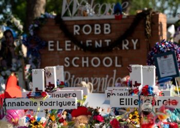 DEMANDAN A POLICIA ESTATAL Familias de víctimas del tiroteo en la escuela de Uvalde por fallo