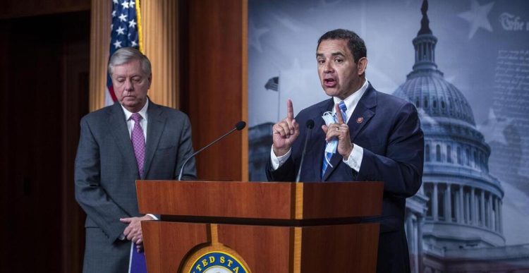 POR ACUSACIONES Apoyan Demócratas y aliados a Henry Cuéllar