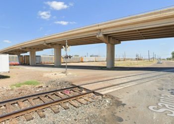 SE QUERÍA SUICIDAR Policías disuaden a persona a no saltar