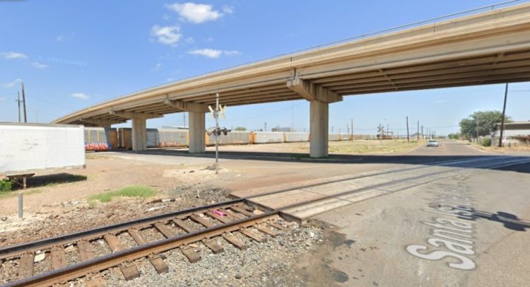 SE QUERÍA SUICIDAR Policías disuaden a persona a no saltar