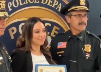 Reconocen ejercicio de policías con medallas y diplomas