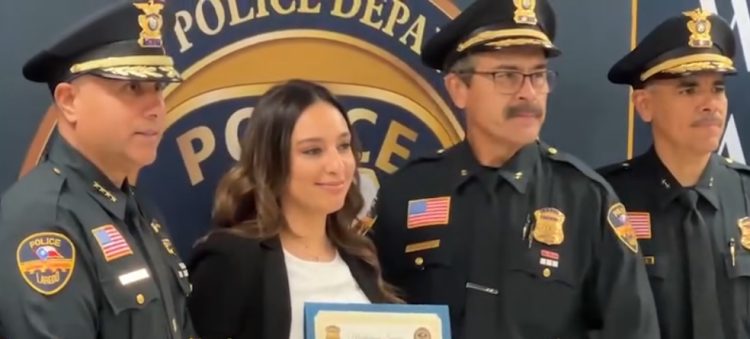 Reconocen ejercicio de policías con medallas y diplomas
