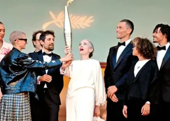 Una llama digna del séptimo arte; antorcha de París 2024 desfila por la alfombra de Cannes.