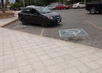 Piden respetar espacios para personas con discapacidad