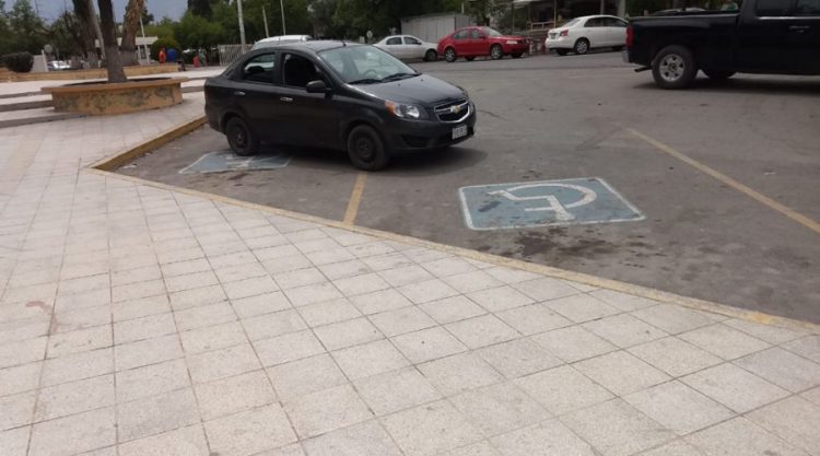 Piden respetar espacios para personas con discapacidad