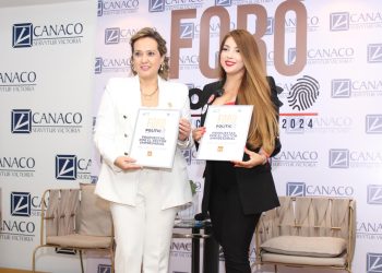Cendy Robles en el foro político Canaco Victoria 2024