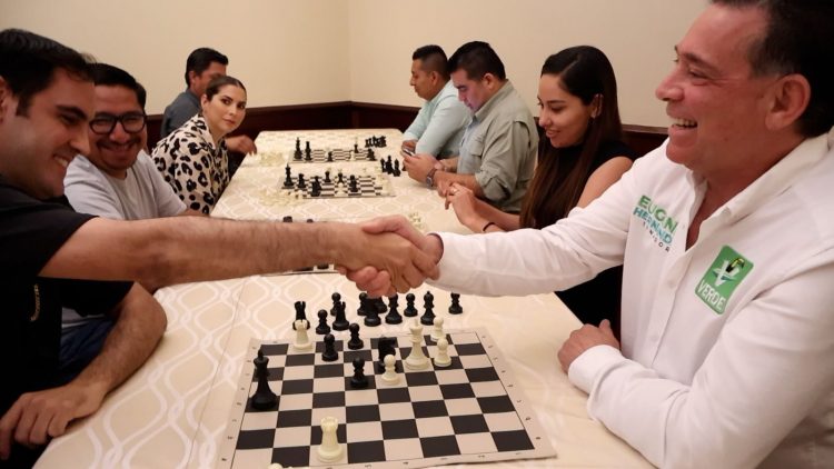 Geño Hernández promueve el ajedrez en la educación