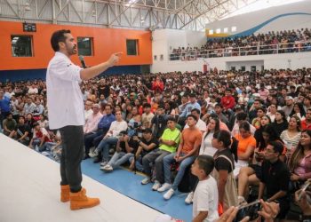 Máynez dialoga con estudiantes de la UVM en San Luis Potosí