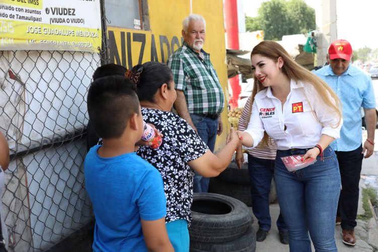 Cendy Robles reafirma crompromiso con la comunidad en el tianguis