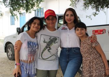 Cendy Robles dialoga con residentes en colonia Ravizé